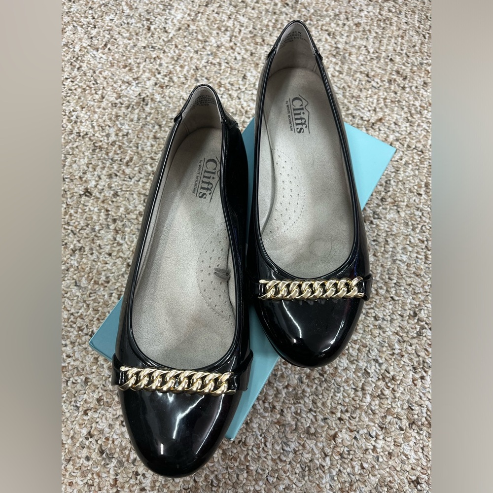 Women's Cliffs by White Mountain Charmed Ballet Flats Black patent 9.5 WIDE